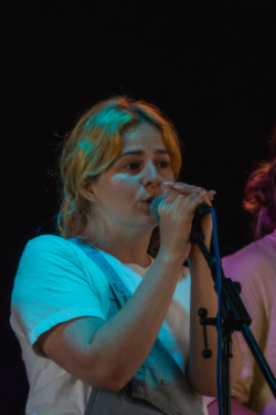 docent Fay zingt in de microfoon